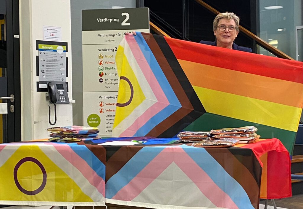 In de Bibliotheek van Zoetermeer werd de regenboogvlag gratis aangeboden. 250 mensen hebben hier gebruik van gemaakt.